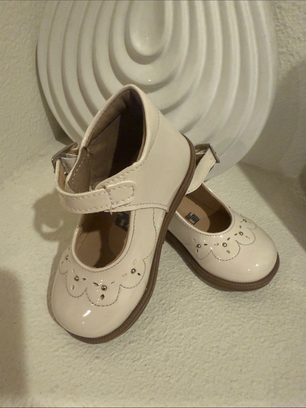 Girls Cream Dress Shoes with Decorative Scallop